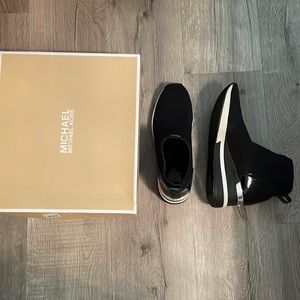 MICHAEL KORS skyler bootie .